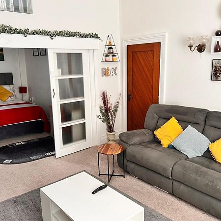 Victoria House - Self Catering Quiet Guesthouse - Adult Singles And Couples Only 블랙풀 외부 사진