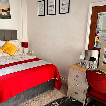 Victoria House - Self Catering Quiet Guesthouse - Adult Singles And Couples Only 블랙풀 외부 사진