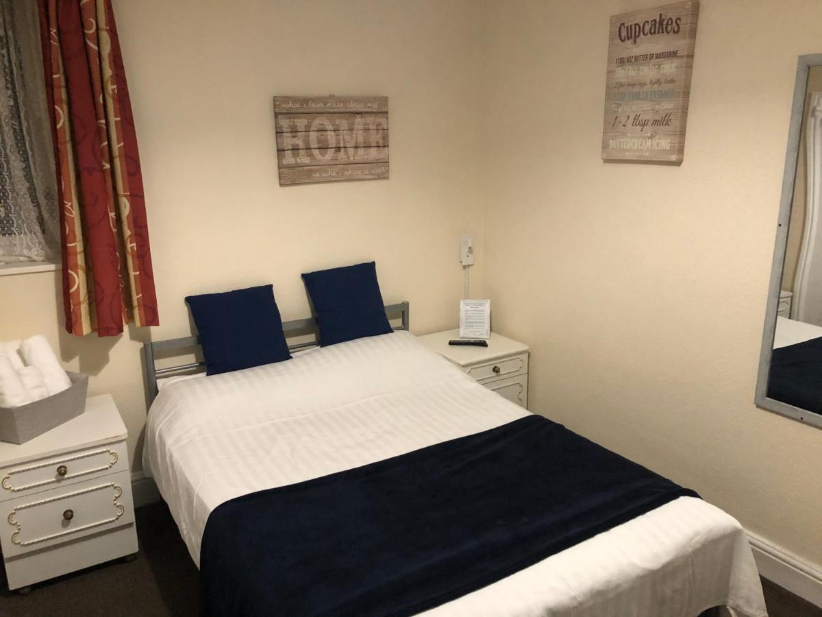 Victoria House - Self Catering Quiet Guesthouse - Adult Singles And Couples Only 블랙풀 외부 사진