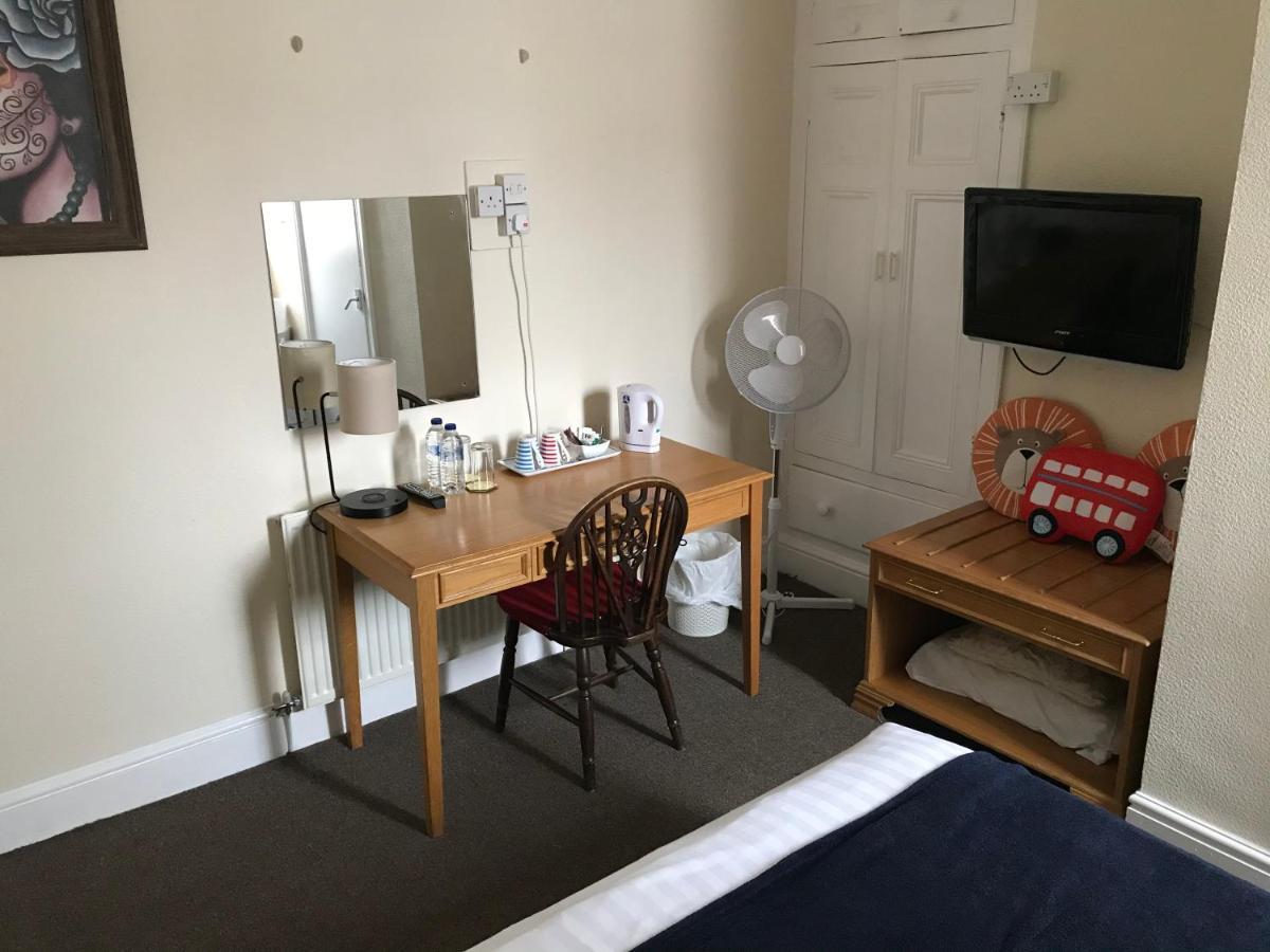 Victoria House - Self Catering Quiet Guesthouse - Adult Singles And Couples Only 블랙풀 외부 사진