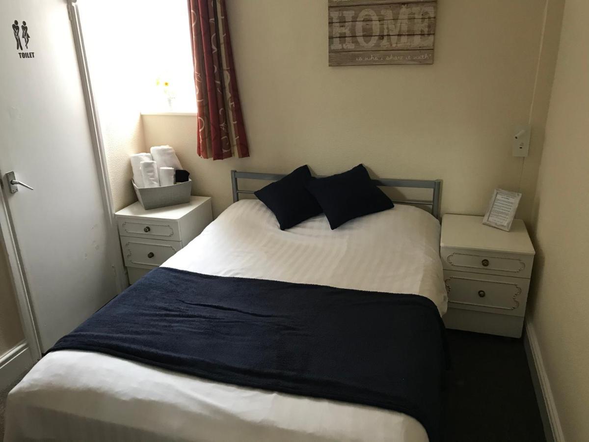 Victoria House - Self Catering Quiet Guesthouse - Adult Singles And Couples Only 블랙풀 외부 사진