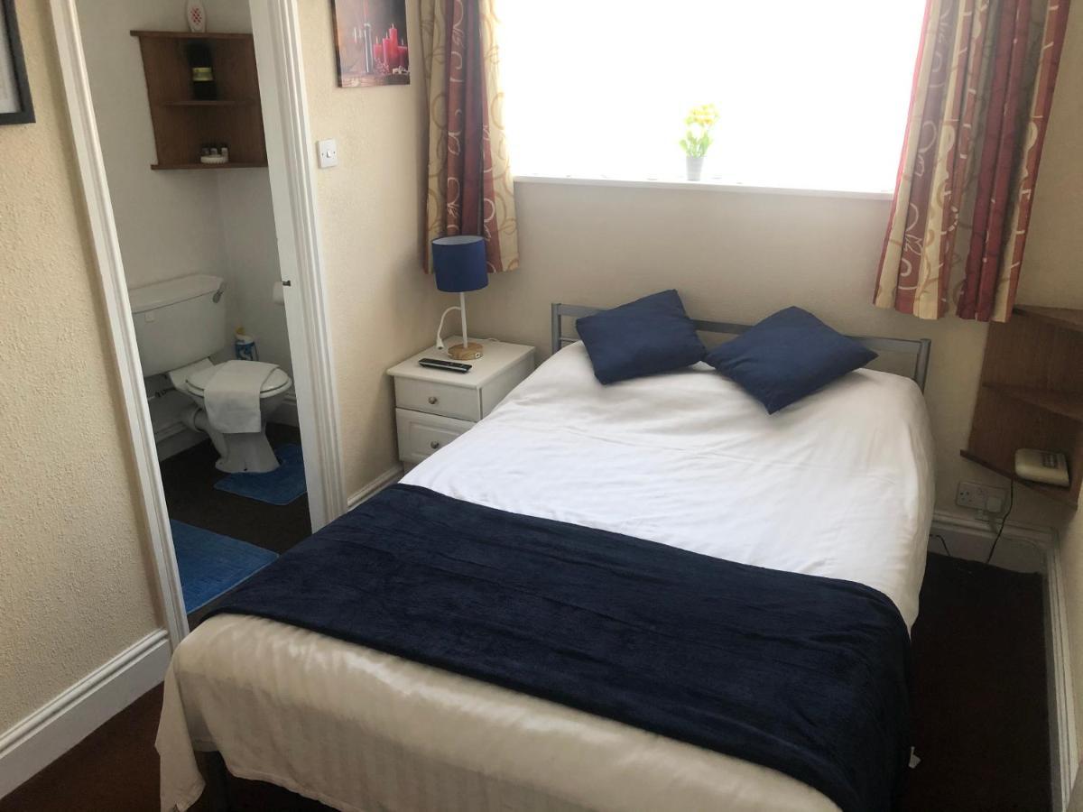 Victoria House - Self Catering Quiet Guesthouse - Adult Singles And Couples Only 블랙풀 외부 사진