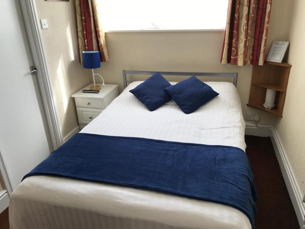 Victoria House - Self Catering Quiet Guesthouse - Adult Singles And Couples Only 블랙풀 외부 사진