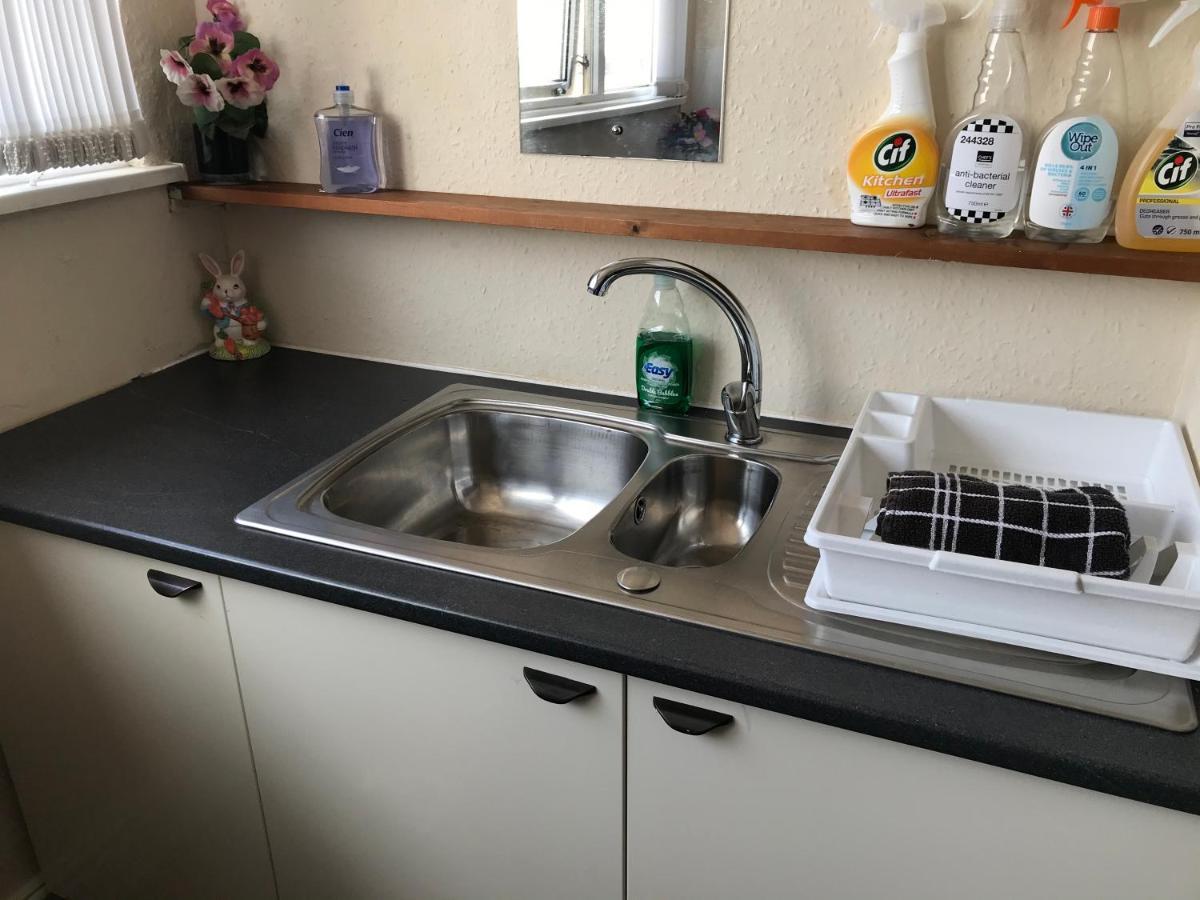 Victoria House - Self Catering Quiet Guesthouse - Adult Singles And Couples Only 블랙풀 외부 사진