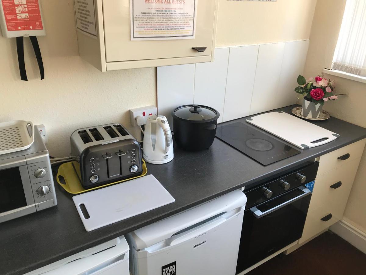 Victoria House - Self Catering Quiet Guesthouse - Adult Singles And Couples Only 블랙풀 외부 사진