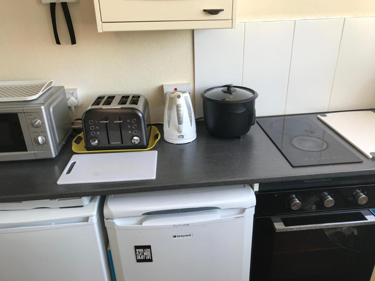 Victoria House - Self Catering Quiet Guesthouse - Adult Singles And Couples Only 블랙풀 외부 사진