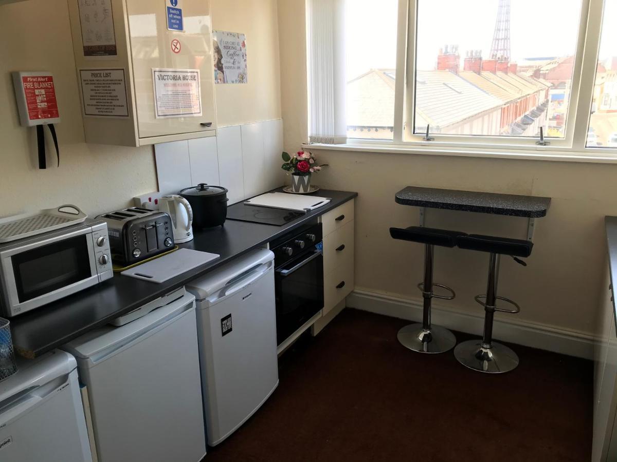 Victoria House - Self Catering Quiet Guesthouse - Adult Singles And Couples Only 블랙풀 외부 사진