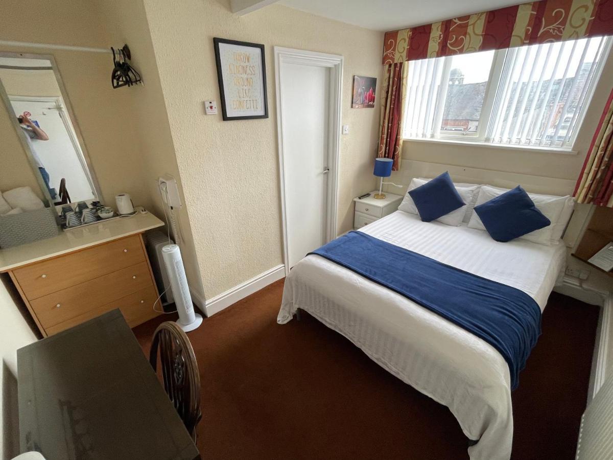 Victoria House - Self Catering Quiet Guesthouse - Adult Singles And Couples Only 블랙풀 외부 사진