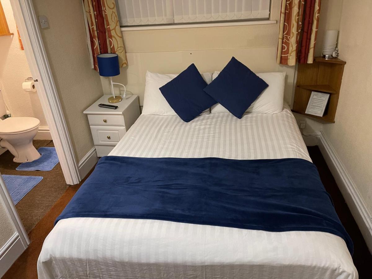 Victoria House - Self Catering Quiet Guesthouse - Adult Singles And Couples Only 블랙풀 외부 사진