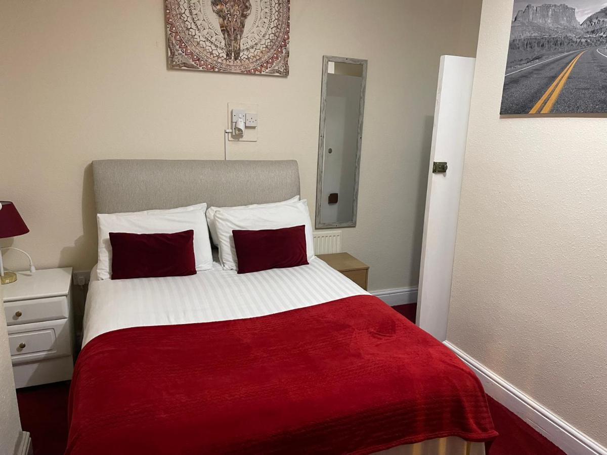 Victoria House - Self Catering Quiet Guesthouse - Adult Singles And Couples Only 블랙풀 외부 사진