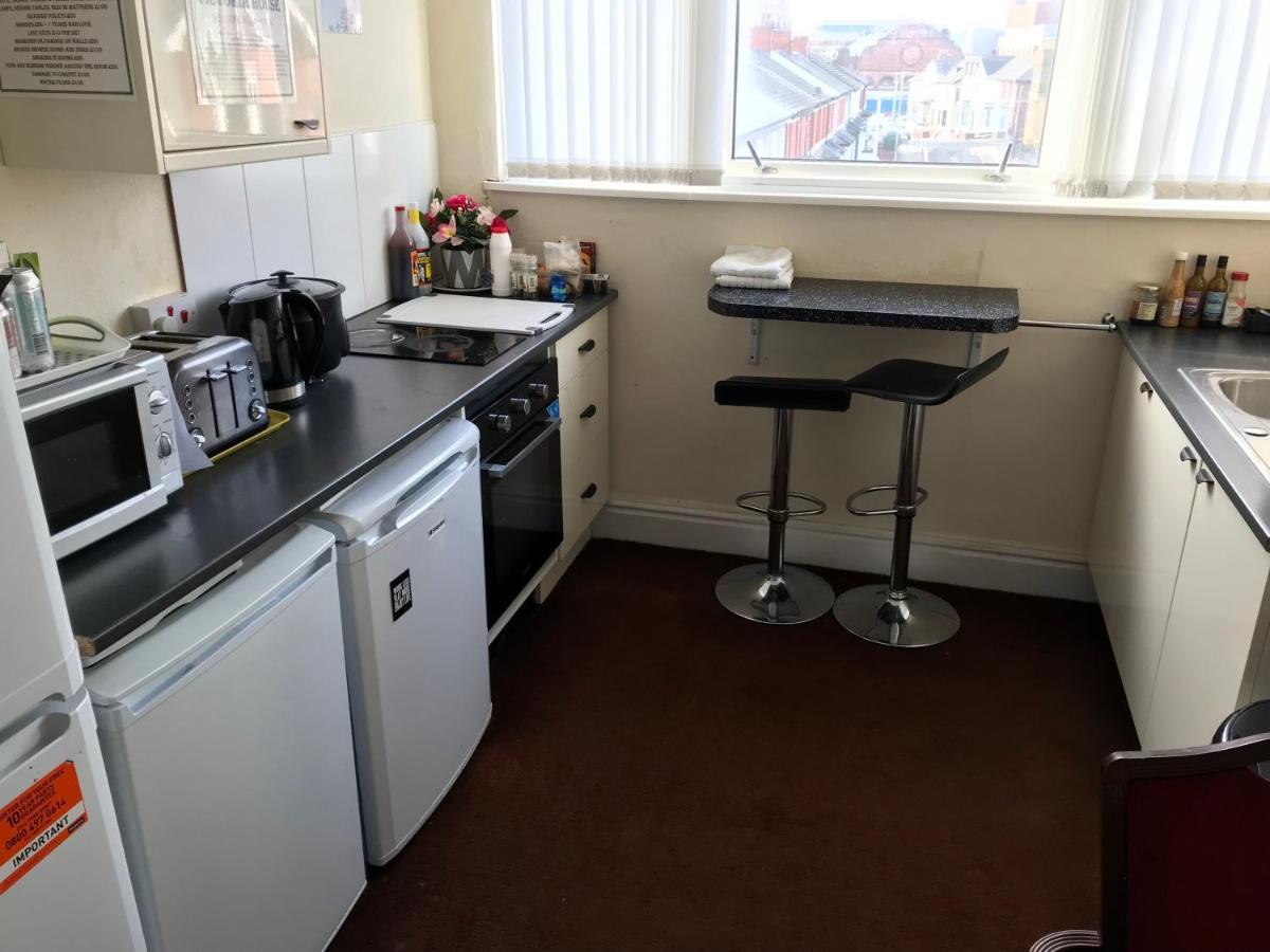 Victoria House - Self Catering Quiet Guesthouse - Adult Singles And Couples Only 블랙풀 외부 사진