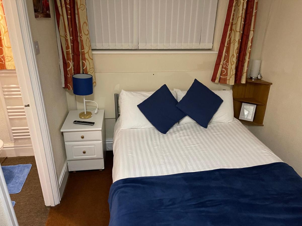 Victoria House - Self Catering Quiet Guesthouse - Adult Singles And Couples Only 블랙풀 외부 사진