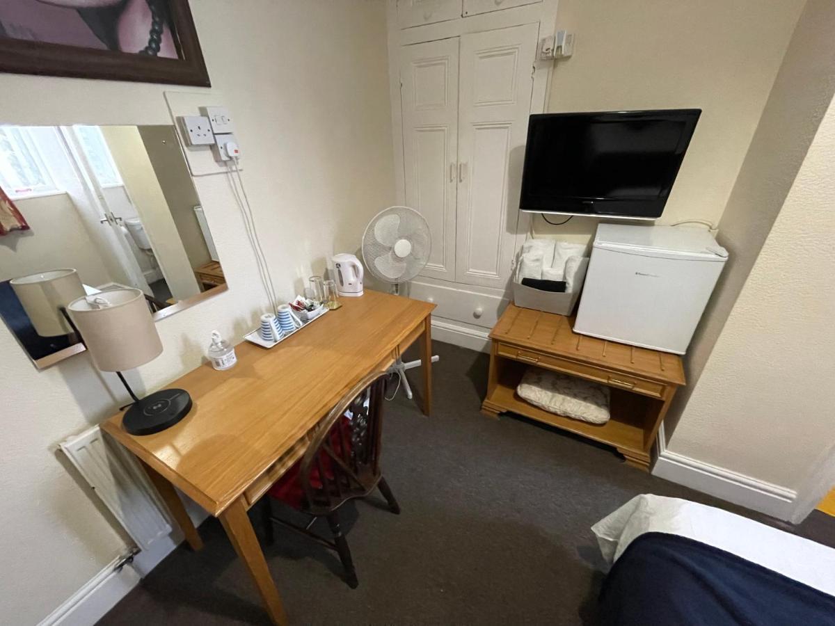 Victoria House - Self Catering Quiet Guesthouse - Adult Singles And Couples Only 블랙풀 외부 사진