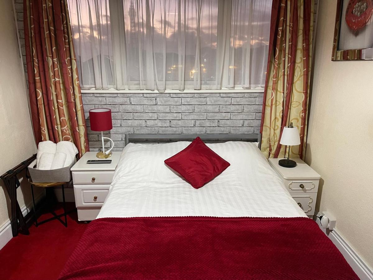 Victoria House - Self Catering Quiet Guesthouse - Adult Singles And Couples Only 블랙풀 외부 사진
