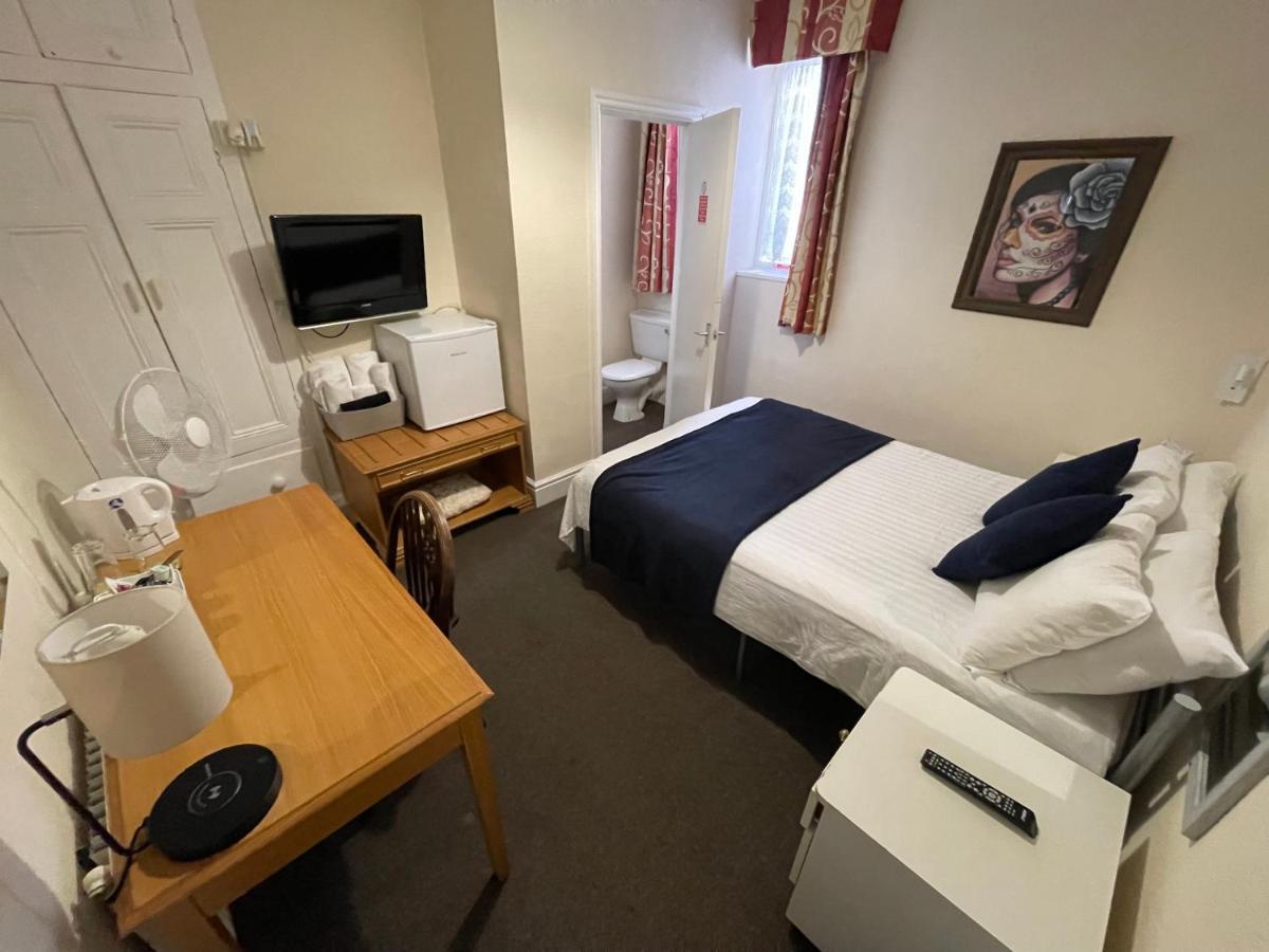 Victoria House - Self Catering Quiet Guesthouse - Adult Singles And Couples Only 블랙풀 외부 사진