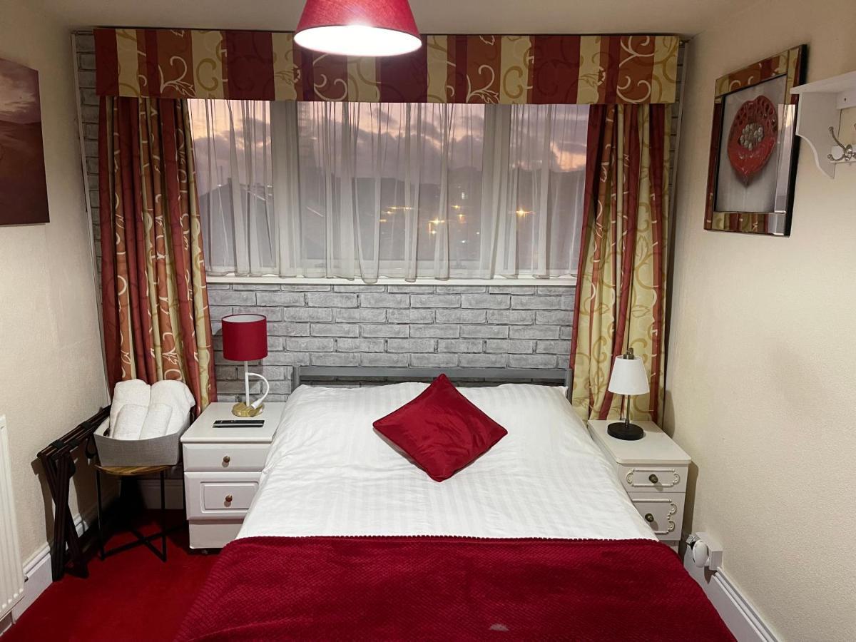Victoria House - Self Catering Quiet Guesthouse - Adult Singles And Couples Only 블랙풀 외부 사진