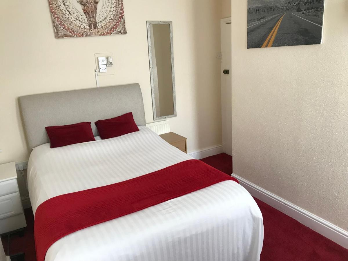 Victoria House - Self Catering Quiet Guesthouse - Adult Singles And Couples Only 블랙풀 외부 사진