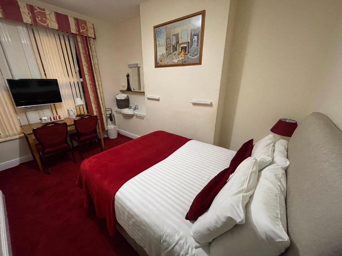 Victoria House - Self Catering Quiet Guesthouse - Adult Singles And Couples Only 블랙풀 외부 사진