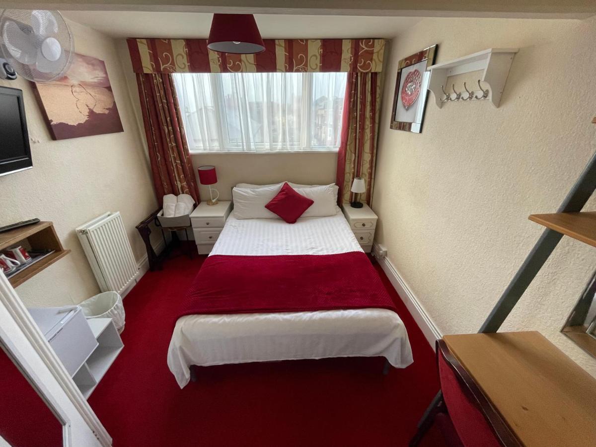Victoria House - Self Catering Quiet Guesthouse - Adult Singles And Couples Only 블랙풀 외부 사진