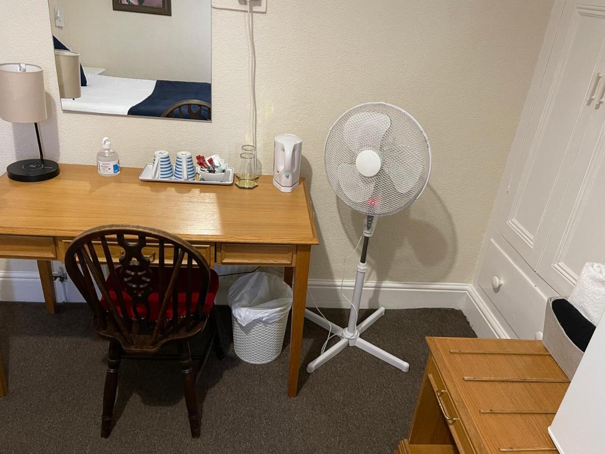 Victoria House - Self Catering Quiet Guesthouse - Adult Singles And Couples Only 블랙풀 외부 사진