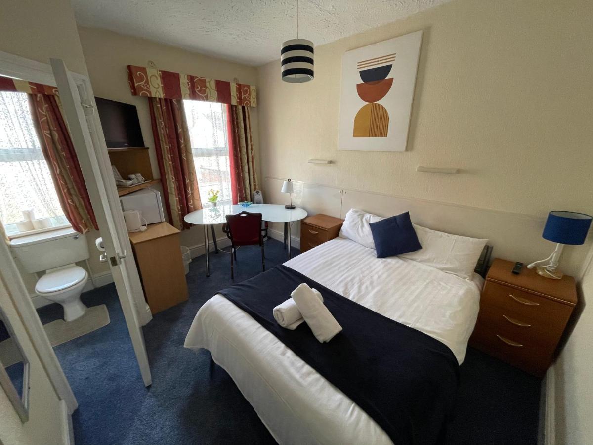 Victoria House - Self Catering Quiet Guesthouse - Adult Singles And Couples Only 블랙풀 외부 사진