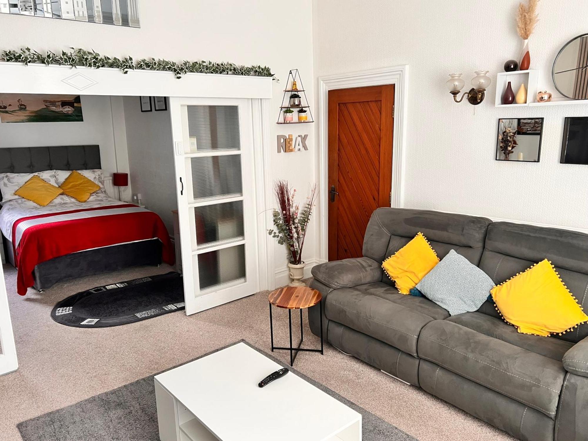 Victoria House - Self Catering Quiet Guesthouse - Adult Singles And Couples Only 블랙풀 외부 사진