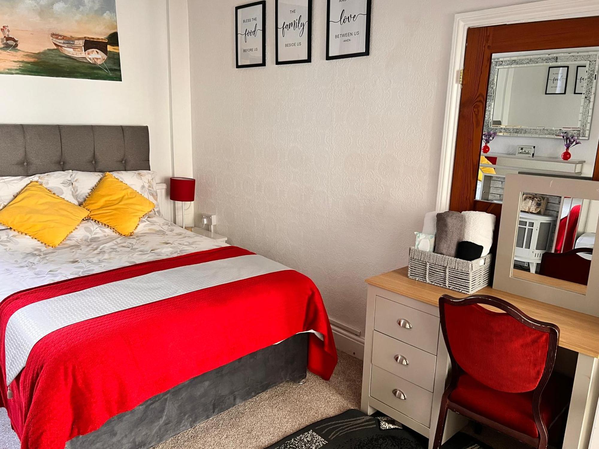 Victoria House - Self Catering Quiet Guesthouse - Adult Singles And Couples Only 블랙풀 외부 사진