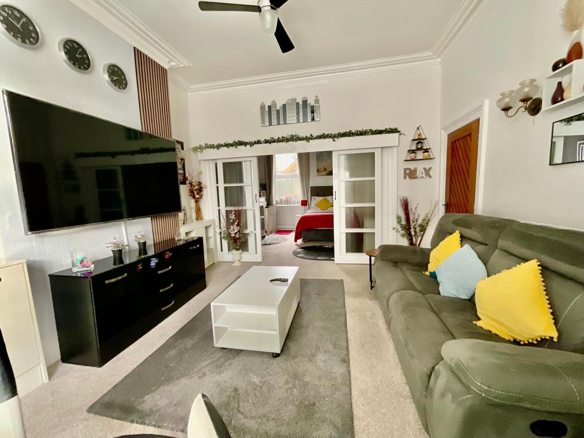 Victoria House - Self Catering Quiet Guesthouse - Adult Singles And Couples Only 블랙풀 외부 사진