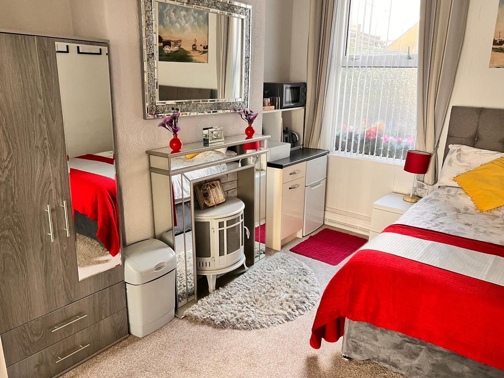 Victoria House - Self Catering Quiet Guesthouse - Adult Singles And Couples Only 블랙풀 외부 사진