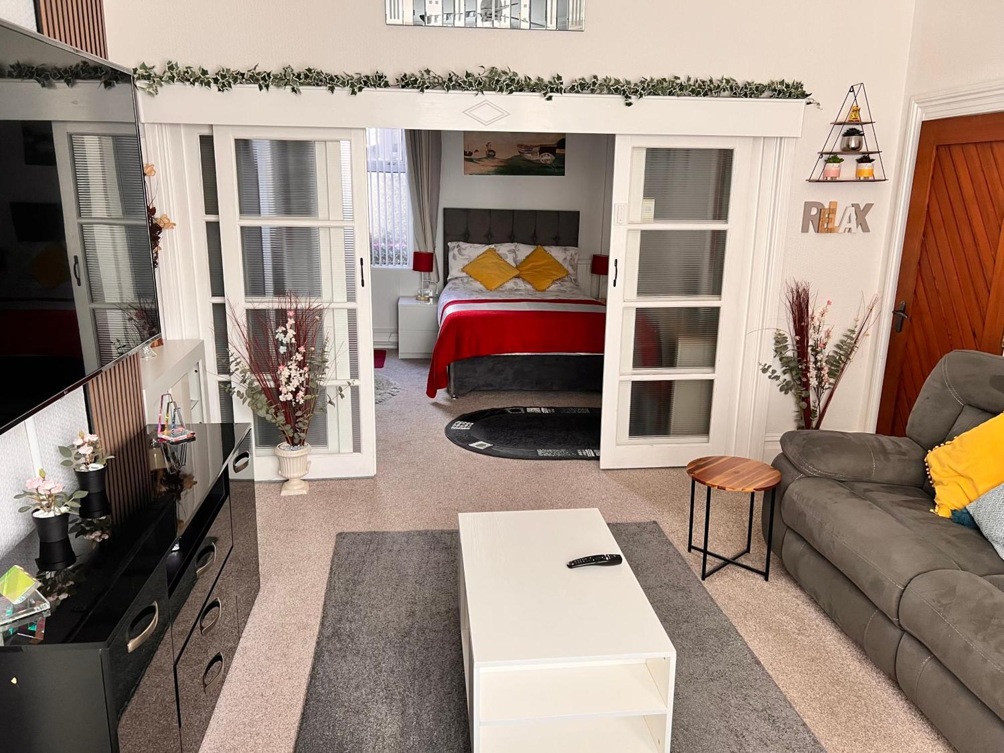 Victoria House - Self Catering Quiet Guesthouse - Adult Singles And Couples Only 블랙풀 외부 사진