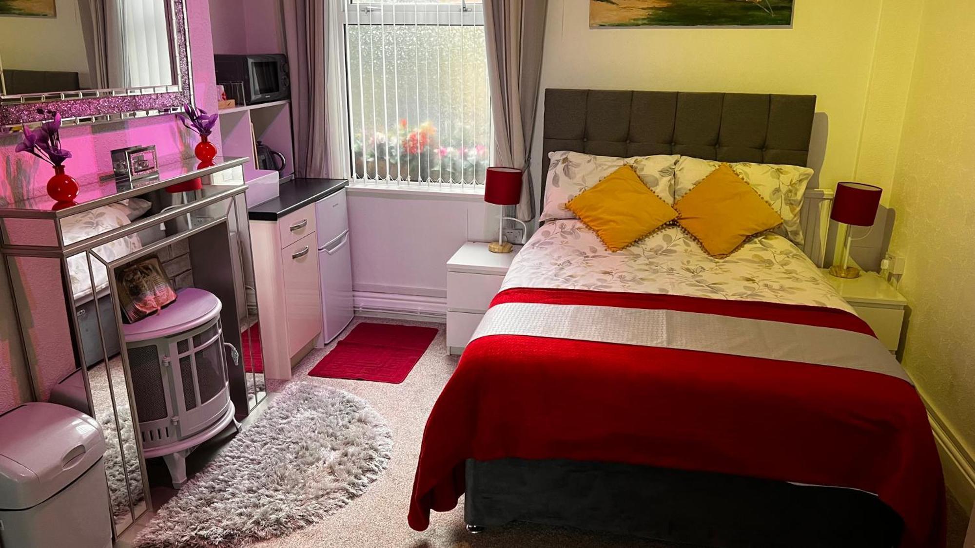 Victoria House - Self Catering Quiet Guesthouse - Adult Singles And Couples Only 블랙풀 외부 사진