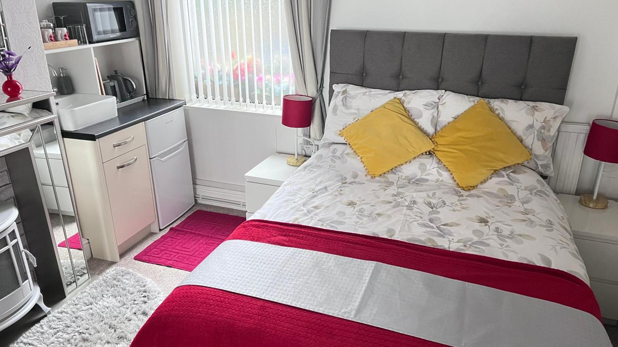 Victoria House - Self Catering Quiet Guesthouse - Adult Singles And Couples Only 블랙풀 외부 사진