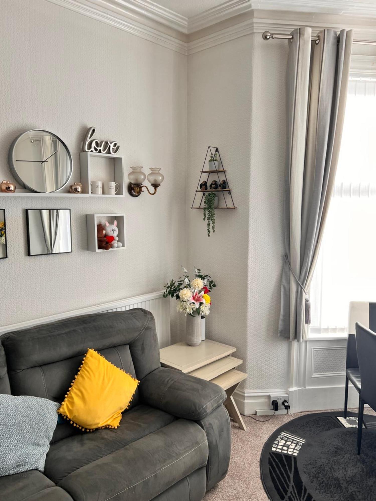 Victoria House - Self Catering Quiet Guesthouse - Adult Singles And Couples Only 블랙풀 외부 사진