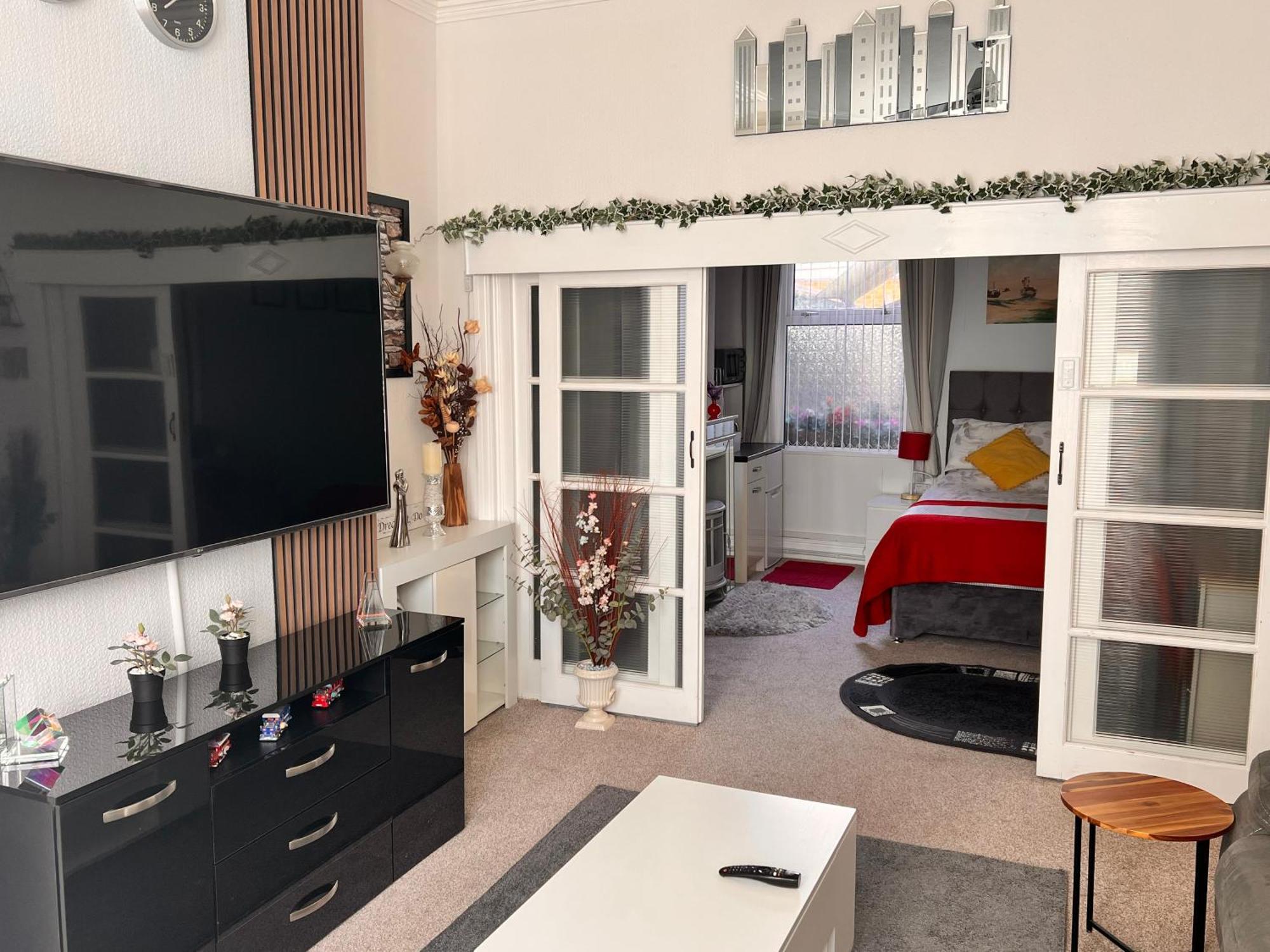 Victoria House - Self Catering Quiet Guesthouse - Adult Singles And Couples Only 블랙풀 외부 사진