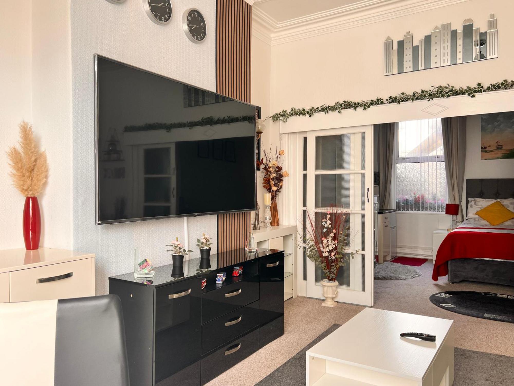 Victoria House - Self Catering Quiet Guesthouse - Adult Singles And Couples Only 블랙풀 외부 사진