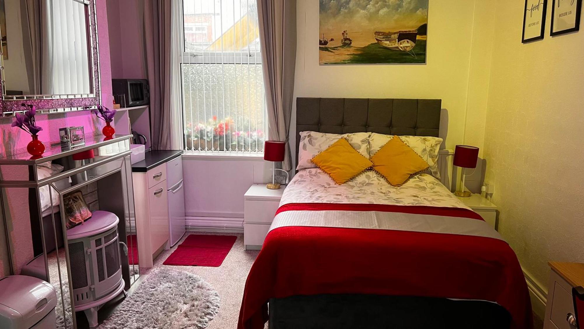 Victoria House - Self Catering Quiet Guesthouse - Adult Singles And Couples Only 블랙풀 외부 사진