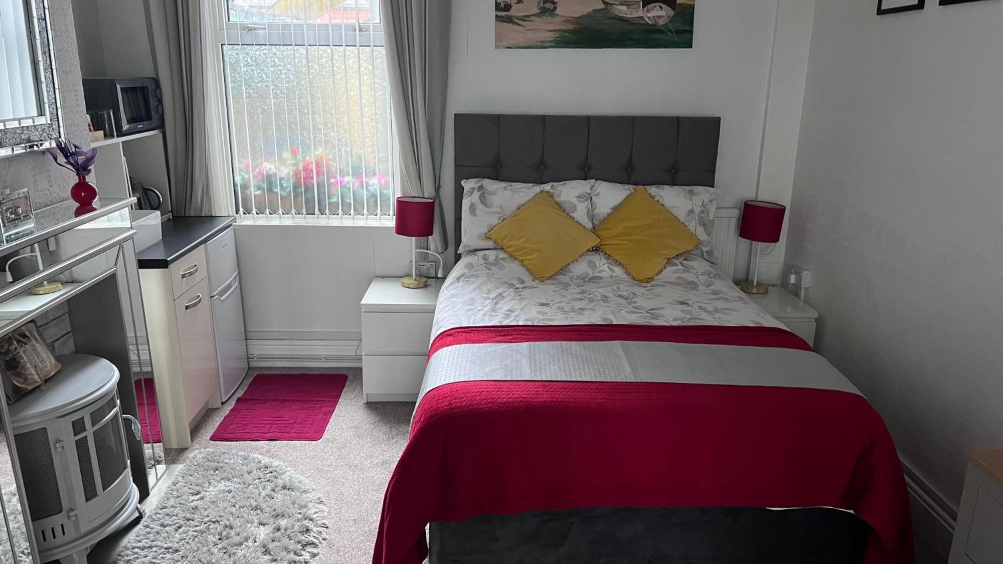 Victoria House - Self Catering Quiet Guesthouse - Adult Singles And Couples Only 블랙풀 외부 사진