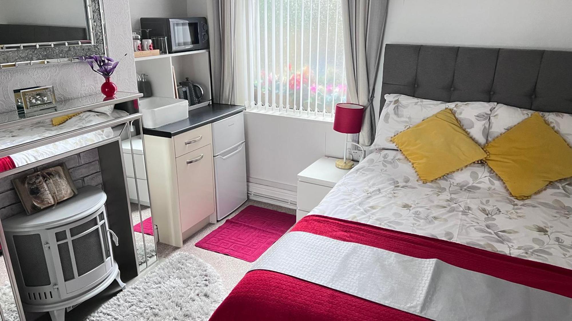 Victoria House - Self Catering Quiet Guesthouse - Adult Singles And Couples Only 블랙풀 외부 사진