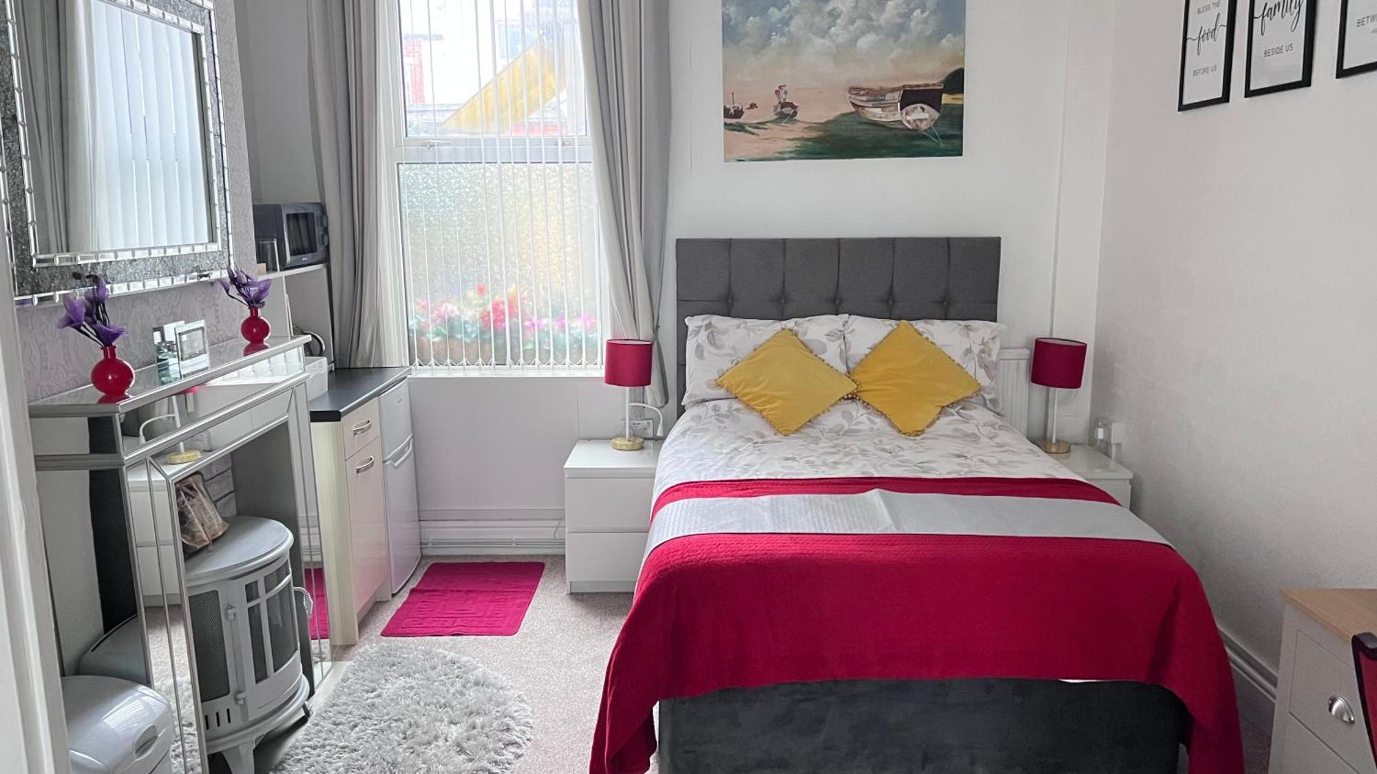 Victoria House - Self Catering Quiet Guesthouse - Adult Singles And Couples Only 블랙풀 외부 사진