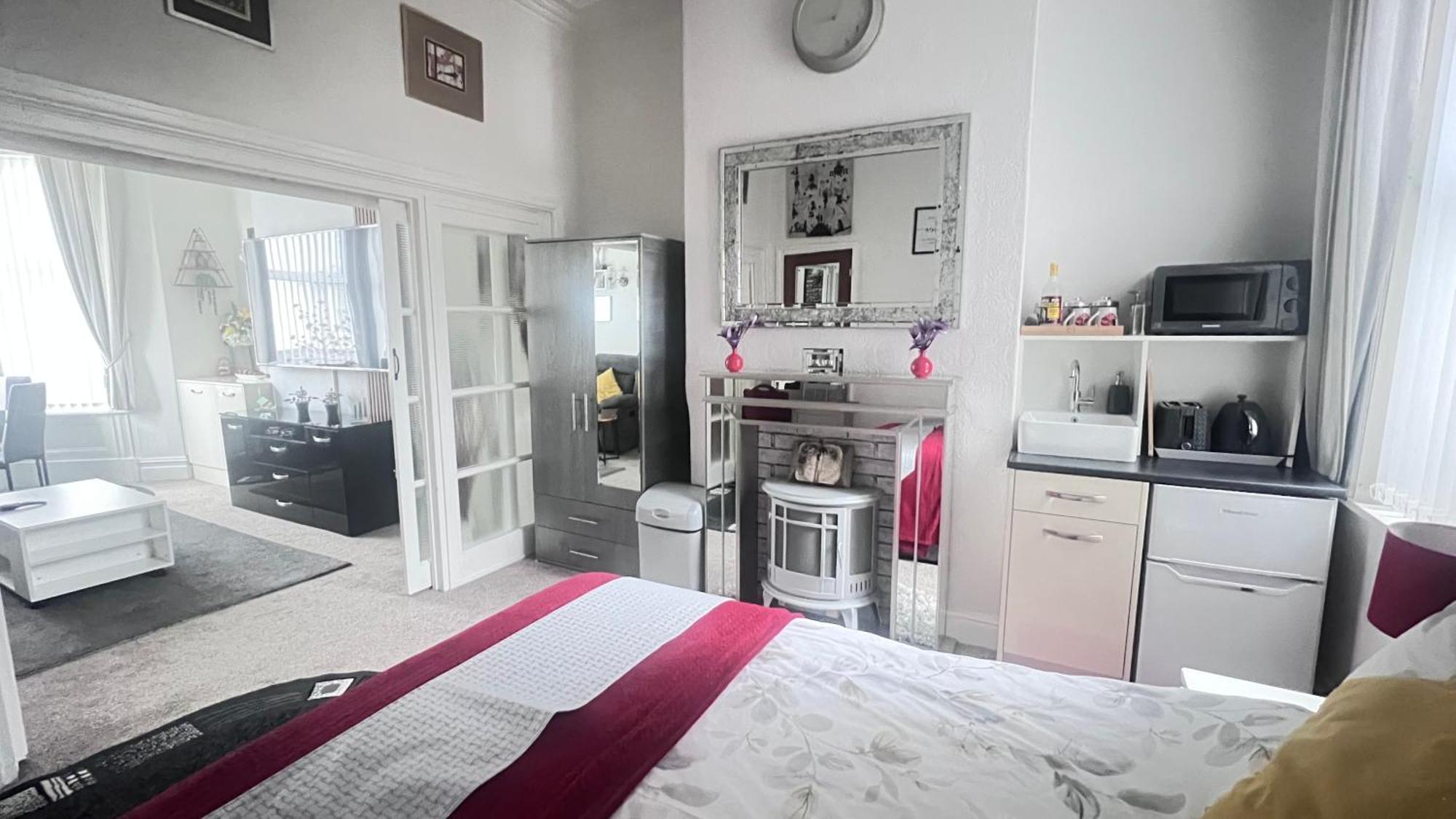 Victoria House - Self Catering Quiet Guesthouse - Adult Singles And Couples Only 블랙풀 외부 사진