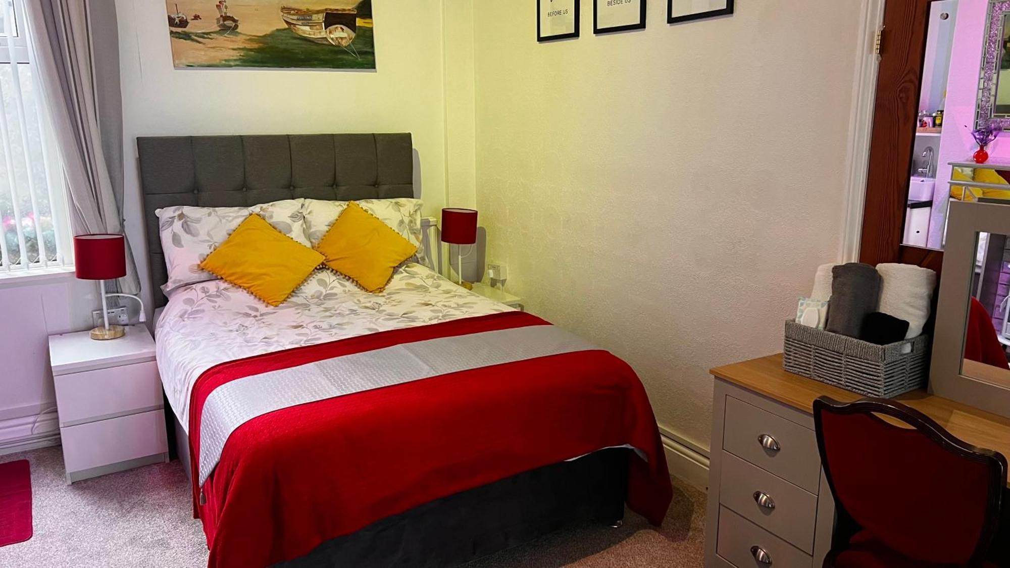 Victoria House - Self Catering Quiet Guesthouse - Adult Singles And Couples Only 블랙풀 외부 사진