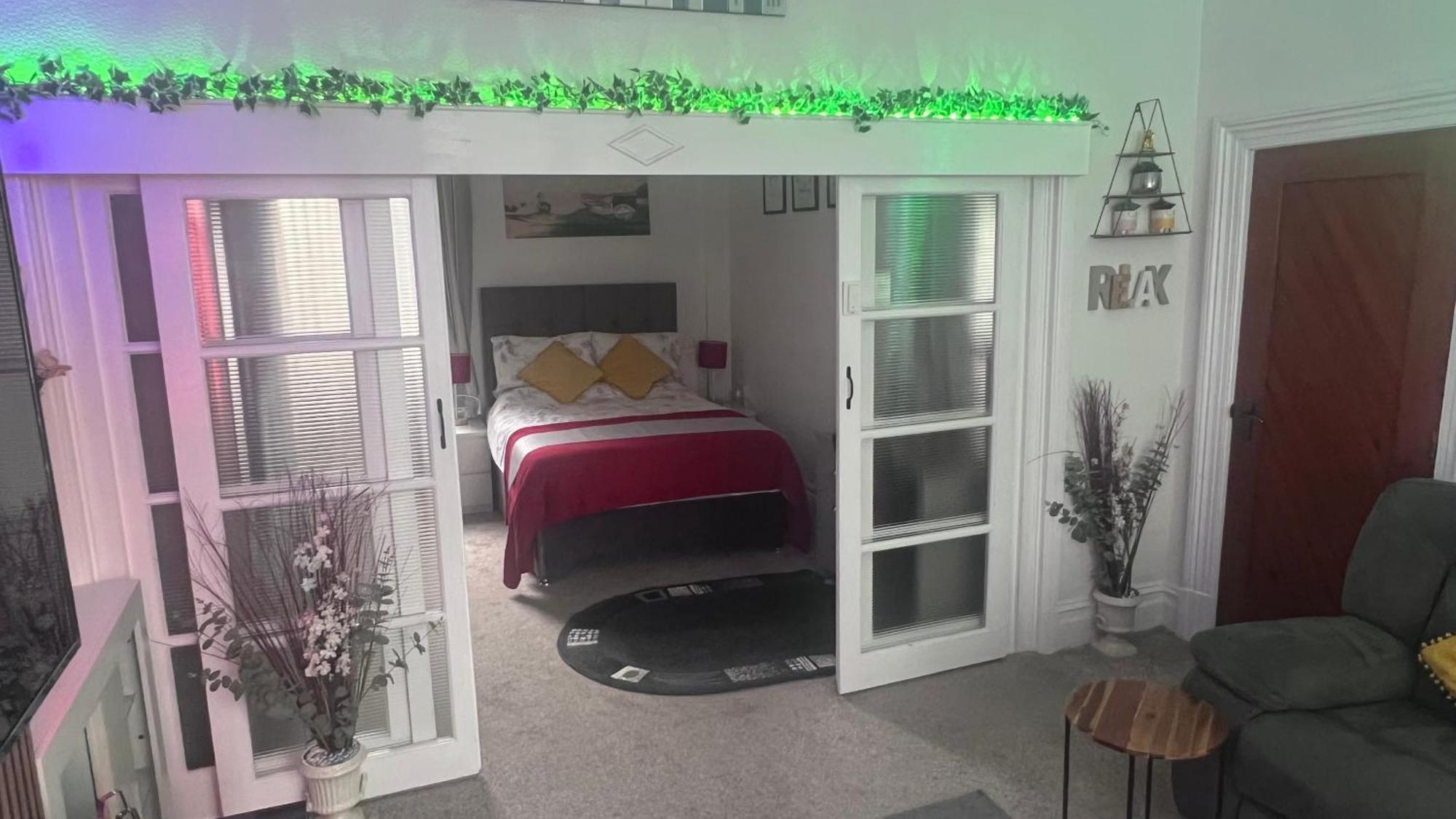 Victoria House - Self Catering Quiet Guesthouse - Adult Singles And Couples Only 블랙풀 외부 사진