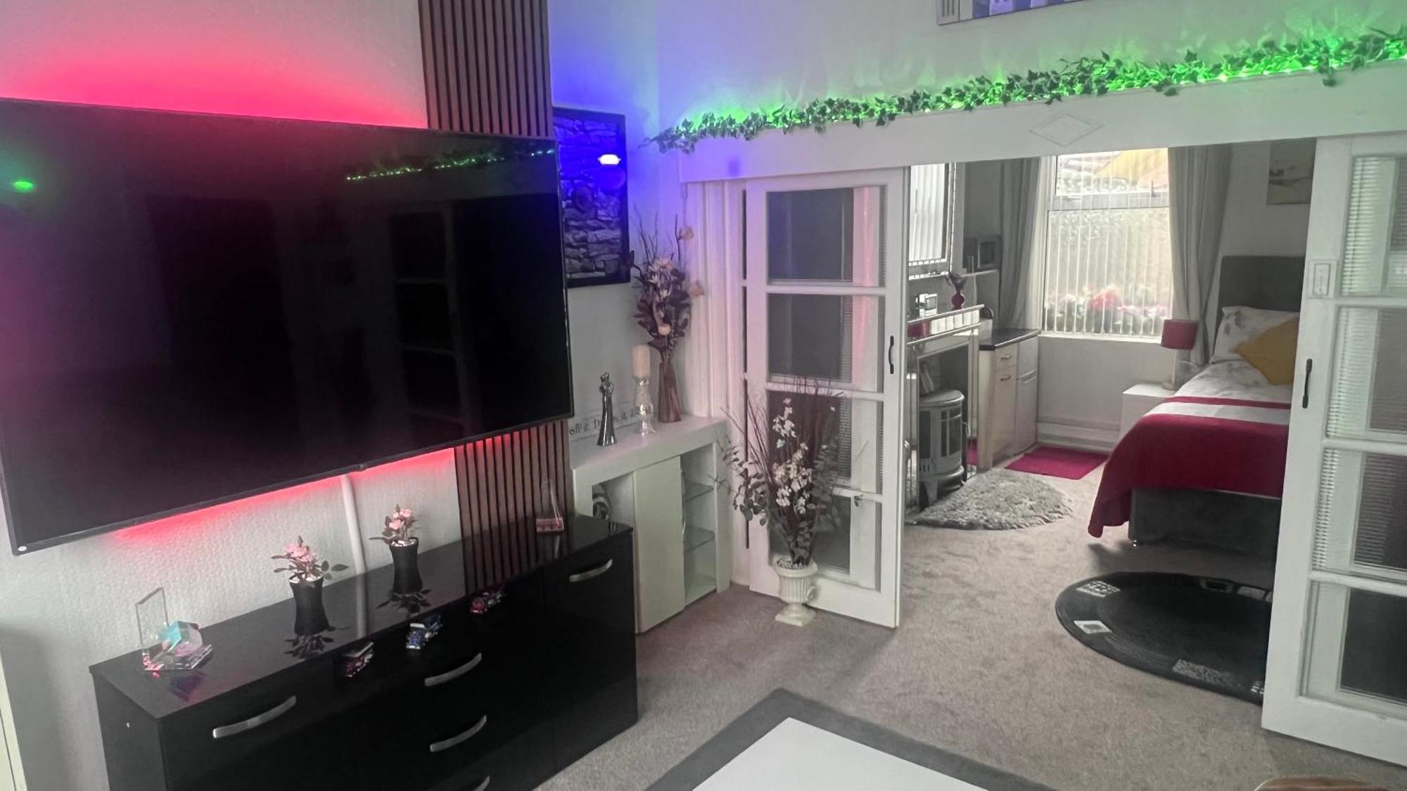 Victoria House - Self Catering Quiet Guesthouse - Adult Singles And Couples Only 블랙풀 외부 사진