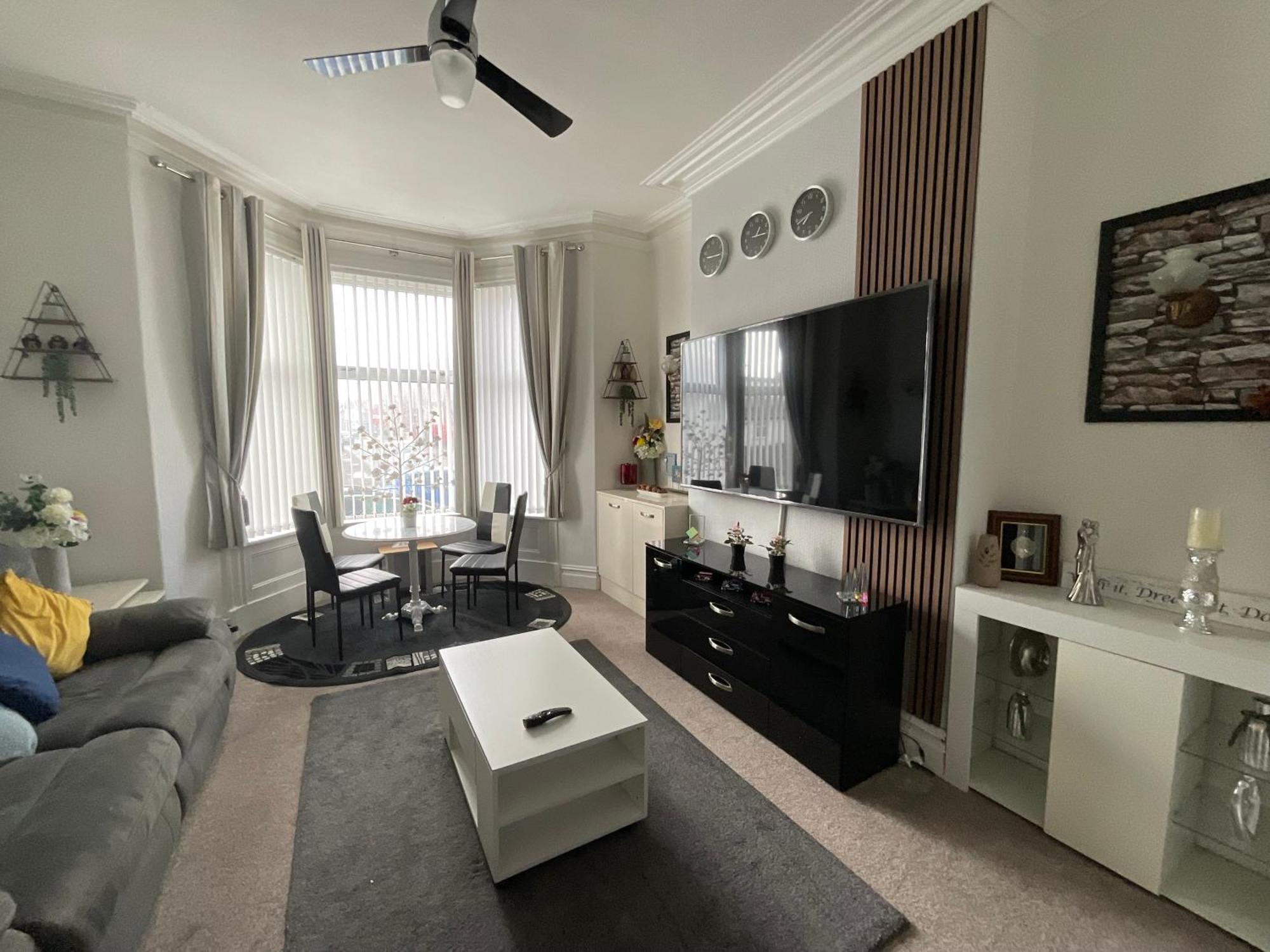 Victoria House - Self Catering Quiet Guesthouse - Adult Singles And Couples Only 블랙풀 외부 사진