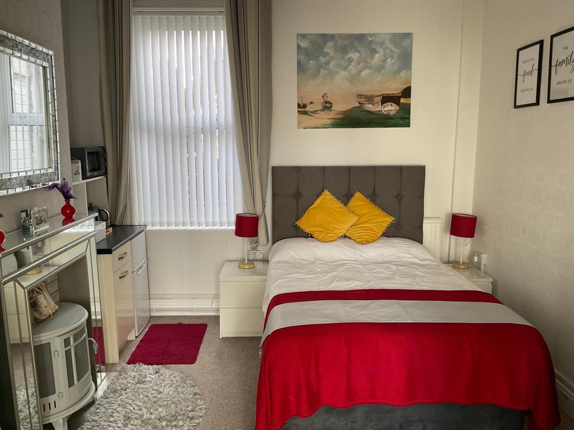 Victoria House - Self Catering Quiet Guesthouse - Adult Singles And Couples Only 블랙풀 외부 사진