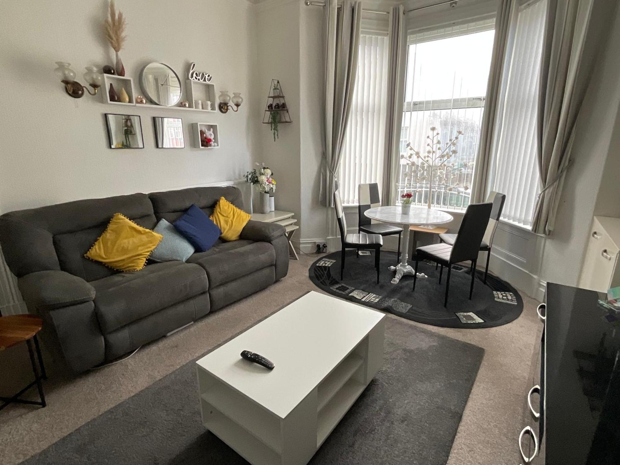 Victoria House - Self Catering Quiet Guesthouse - Adult Singles And Couples Only 블랙풀 외부 사진