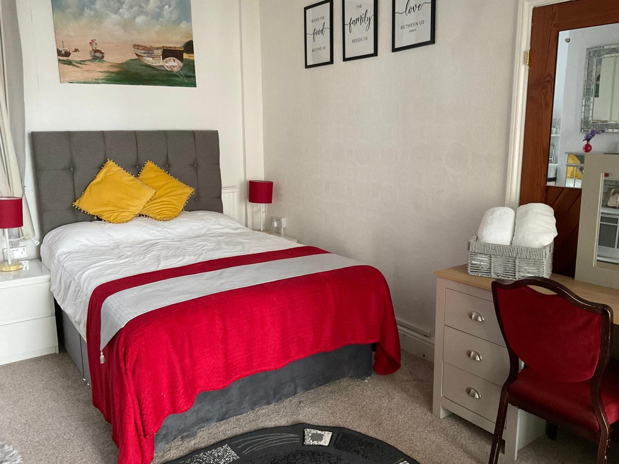 Victoria House - Self Catering Quiet Guesthouse - Adult Singles And Couples Only 블랙풀 외부 사진
