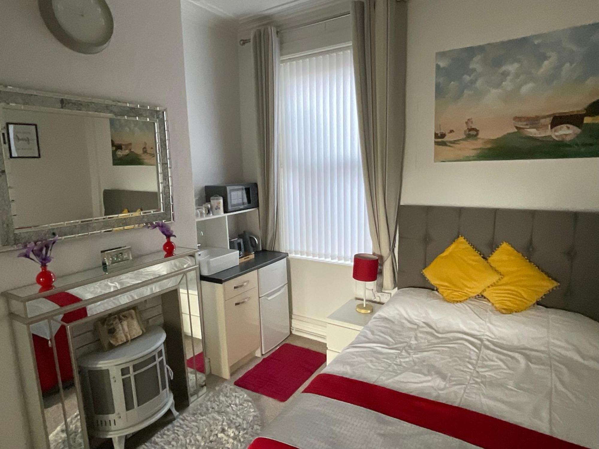 Victoria House - Self Catering Quiet Guesthouse - Adult Singles And Couples Only 블랙풀 외부 사진