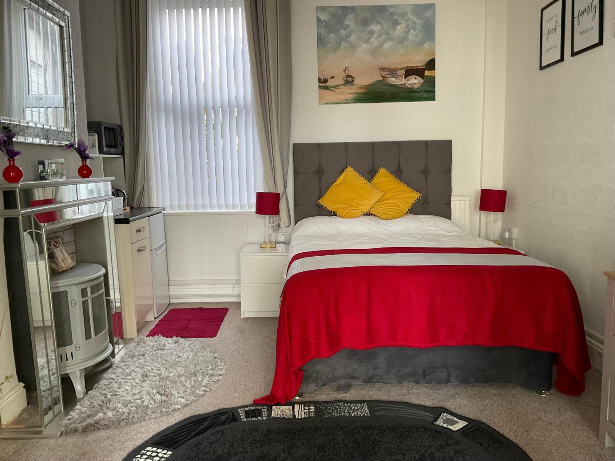 Victoria House - Self Catering Quiet Guesthouse - Adult Singles And Couples Only 블랙풀 외부 사진