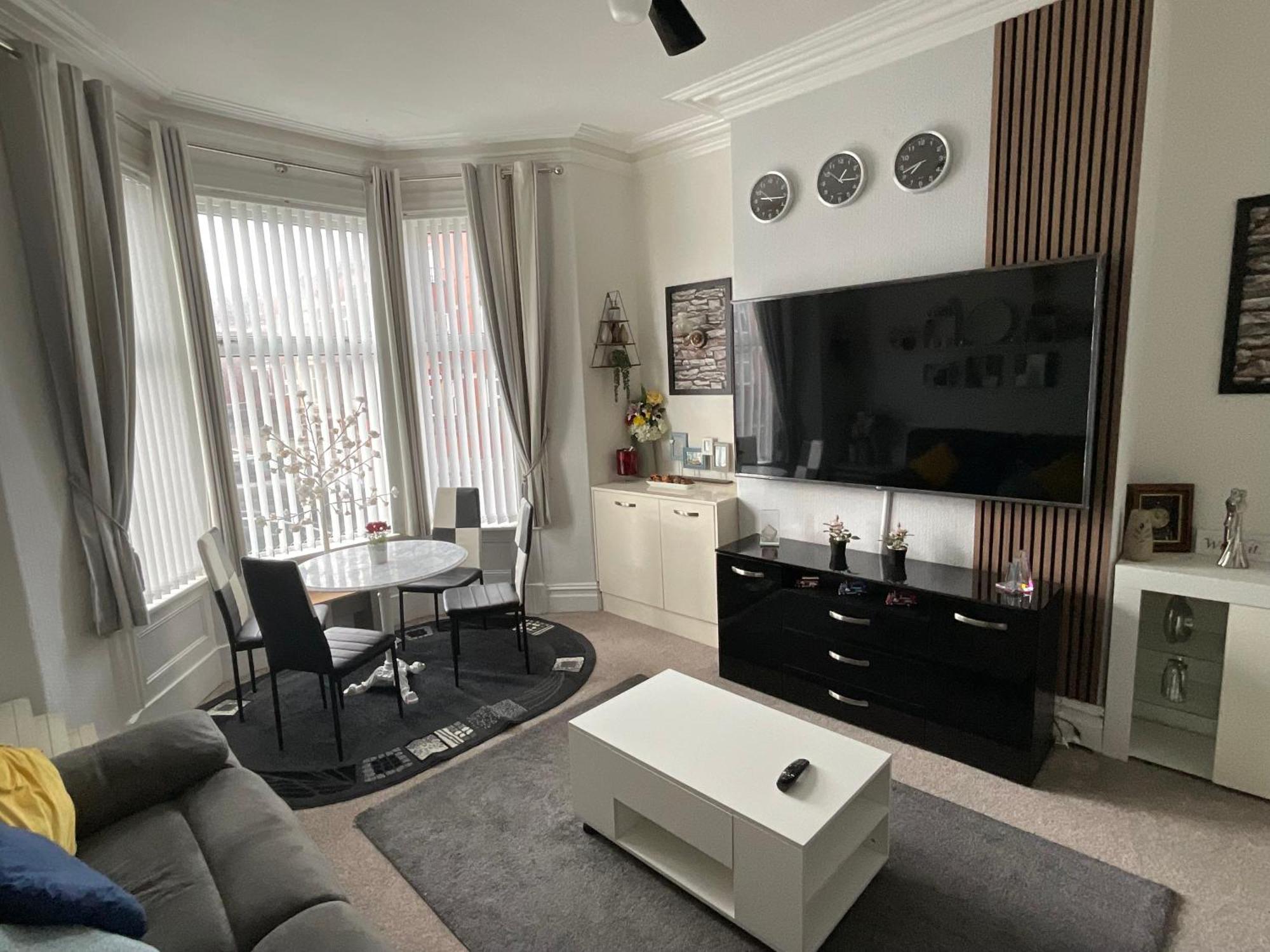 Victoria House - Self Catering Quiet Guesthouse - Adult Singles And Couples Only 블랙풀 외부 사진